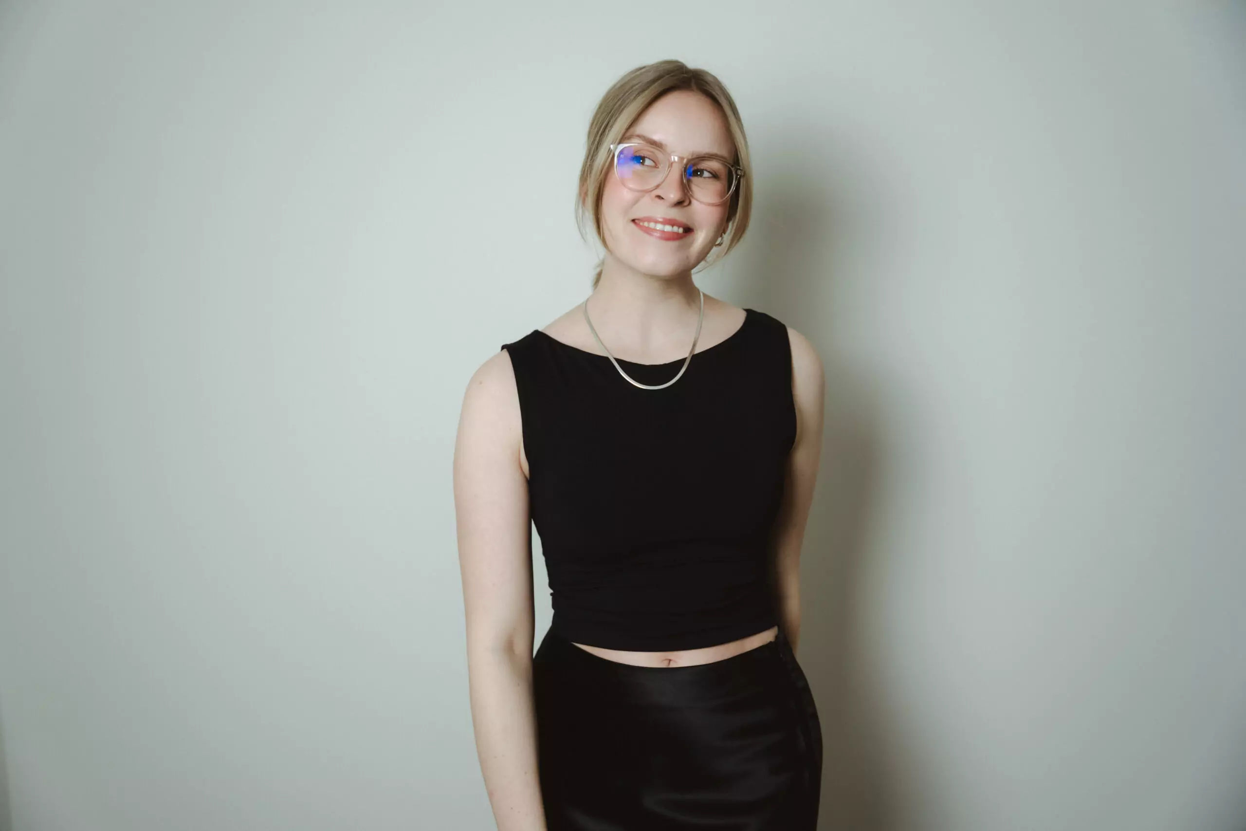 Portrait Hochzeitsfotograf Corinna Wirtz vor schlichtem Hintergrund