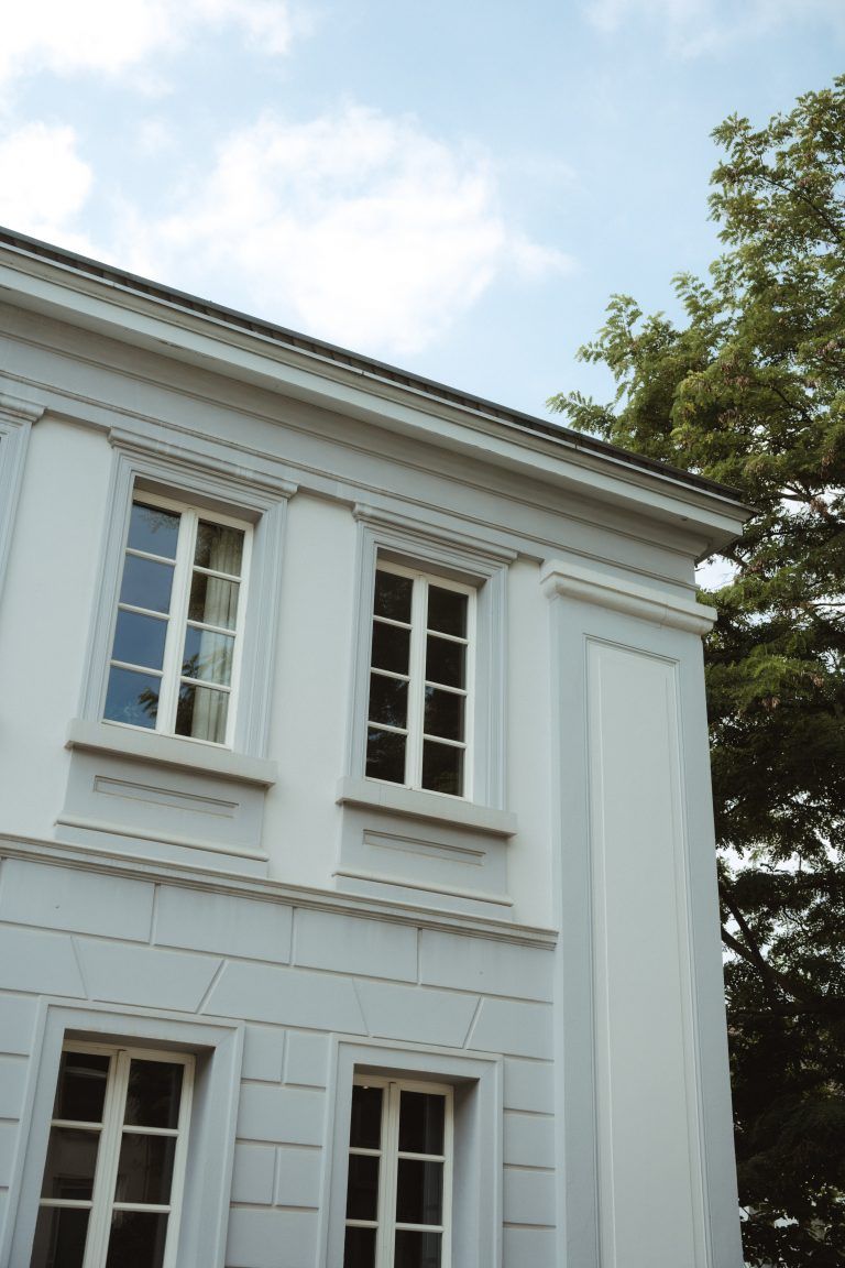 Außenansicht auf das Alte Rathaus in Eschweiler an einem sonnigen Tag