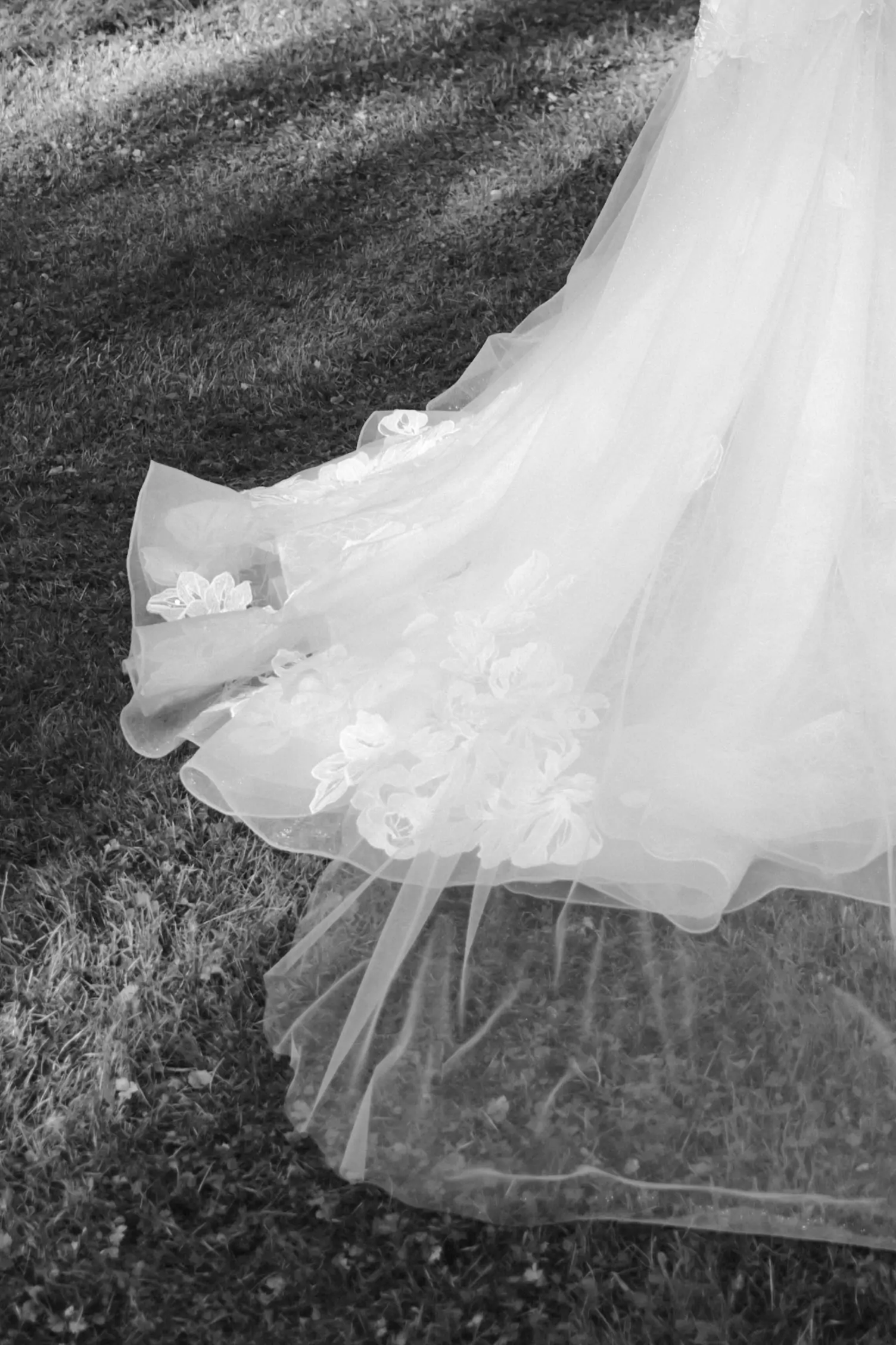 Schleppe eines Brautkleids mit Spitze und Schleier, Hochzeitsfotografin Düsseldorf