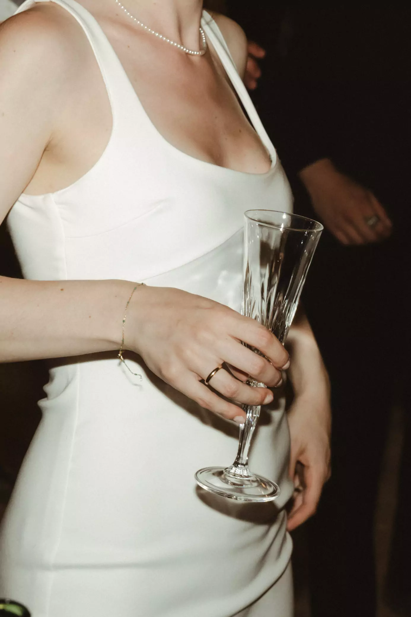 Eine Braut hält bei einer Hochzeit in Düsseldorf ein Champagnerglas in der Hand