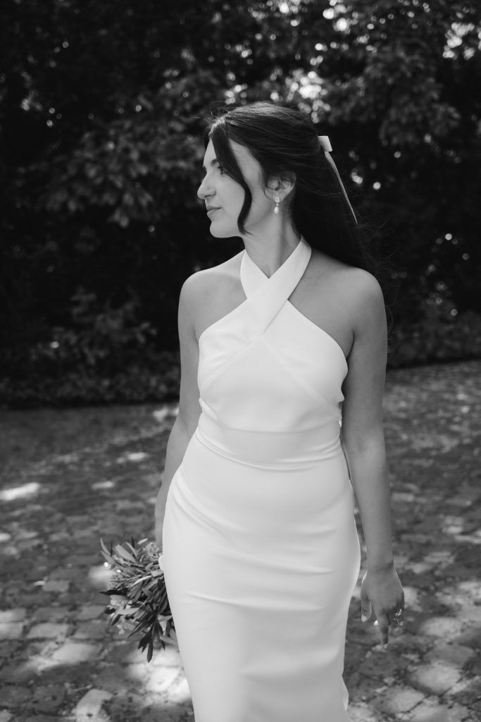 Braut bei einer Hochzeit in Erkelenz im schlichten Brautkleid von Brautblüte schaut zur Seite