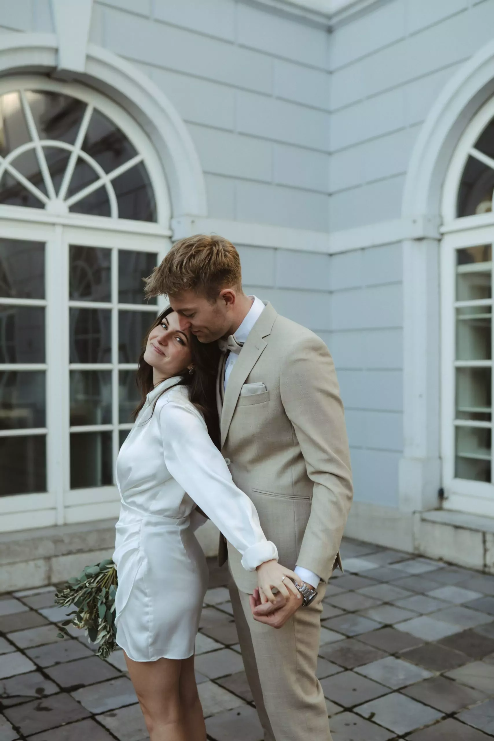 Braut und Bräutigam bei einer Sommerhochzeit vor dem Rathaus Eschweiler