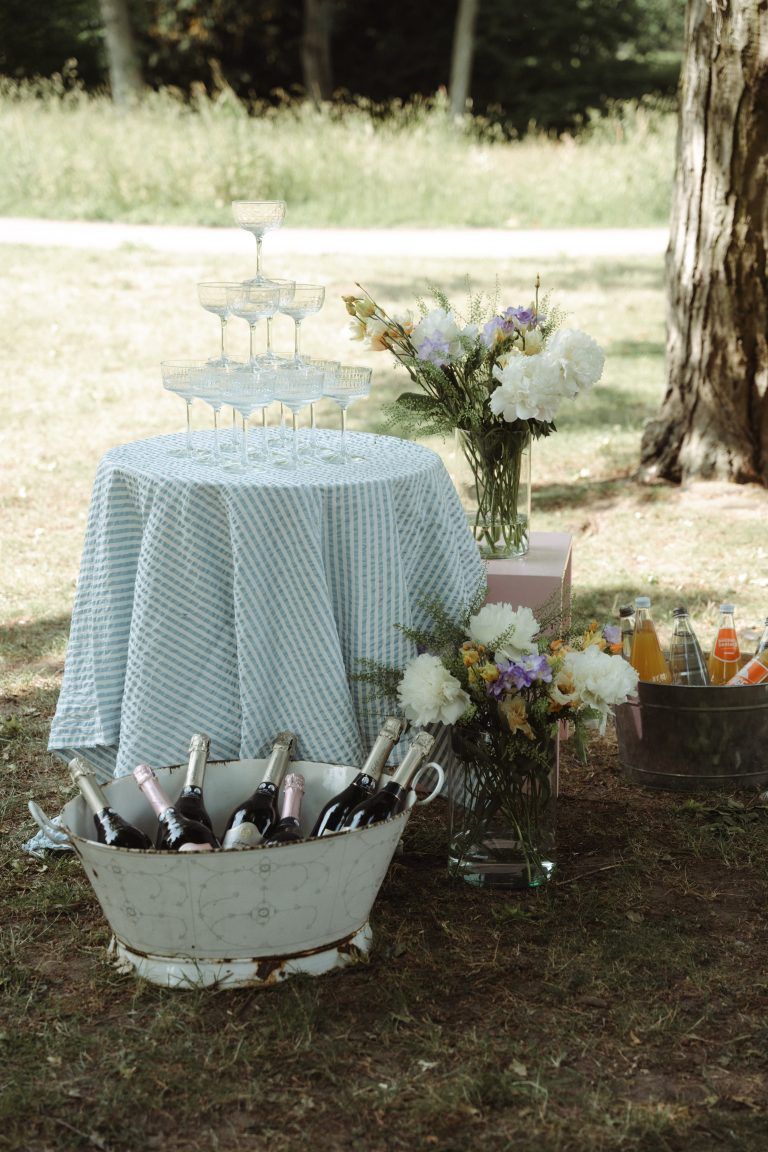 Sektempfang im Hofgarten Düsseldorf nach einer standesamtlichen Trauung im Sommer