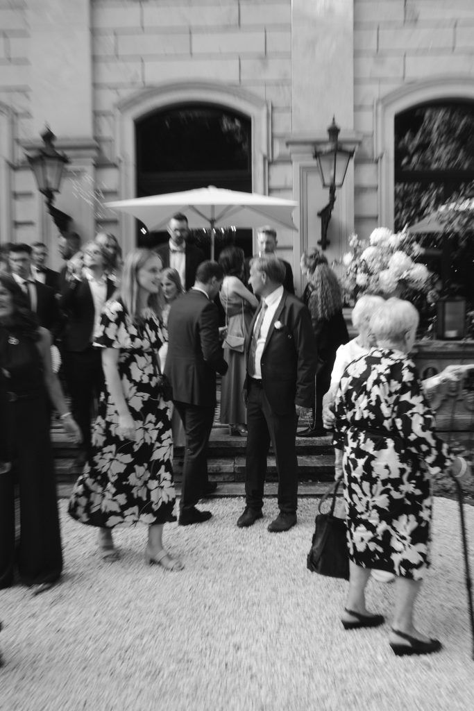 Gäste gratulieren dem Paar nach der standesamtlichen Trauung in Düsseldorf