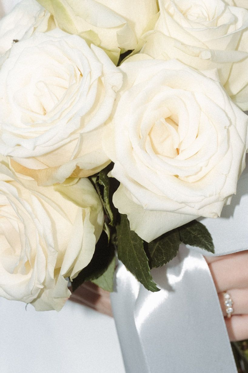 Detailaufnahme weißer Rosen aus Brautstrauß zur standesamtlichen Trauung