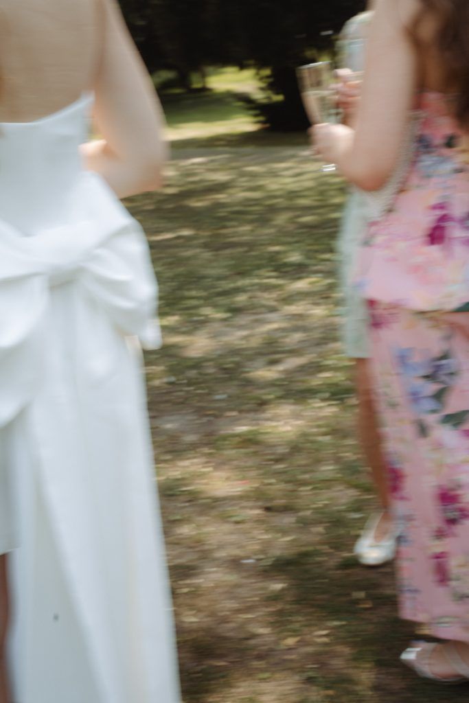 Sektempfang bei Hochzeit im Sommer Gäste beim Sektempfang einer Sommerhochzeit im Park