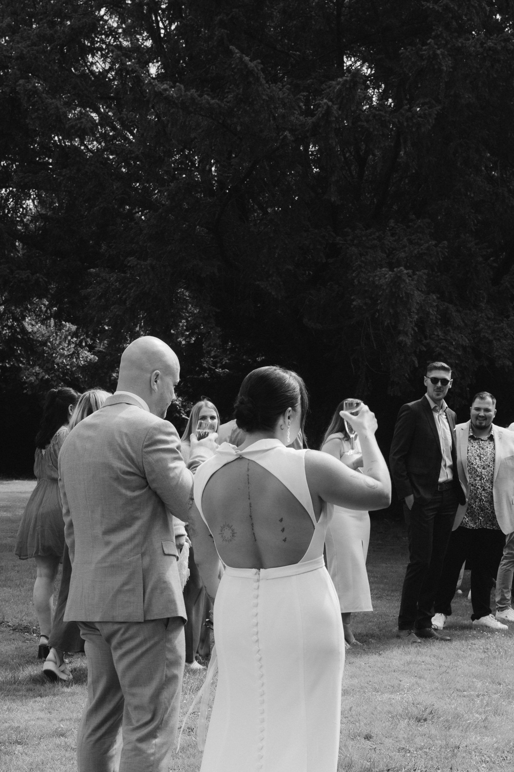 Das Brautpaar stößt bei den Gästen bei einer Hochzeit in Heinsberg an
