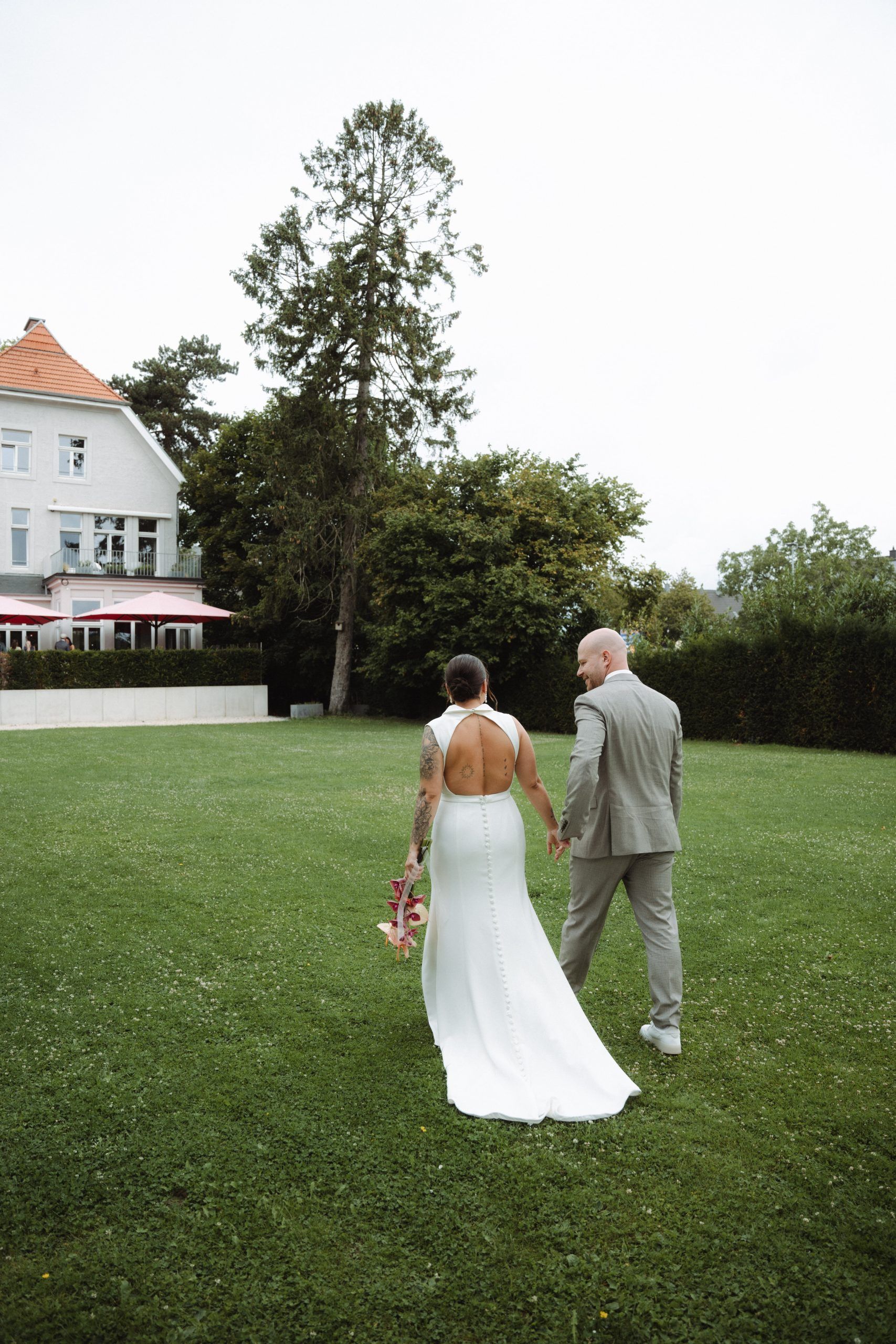 Brautpaar im Garten der Villa Glanzstoff bei einer Sommerhochzeit