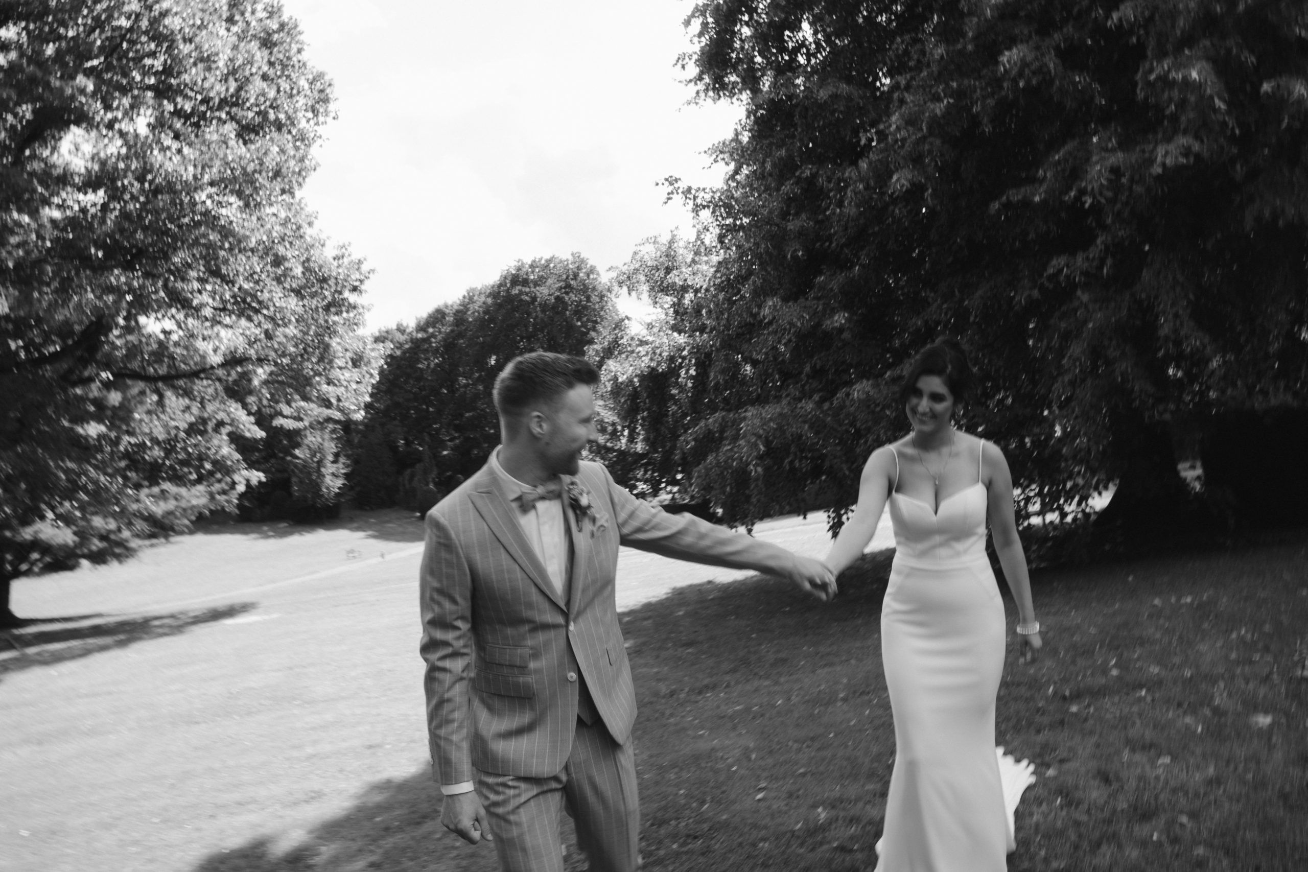 Brautpaar beim Spaziergang im Park von Schloss Grünewald in Solingen
