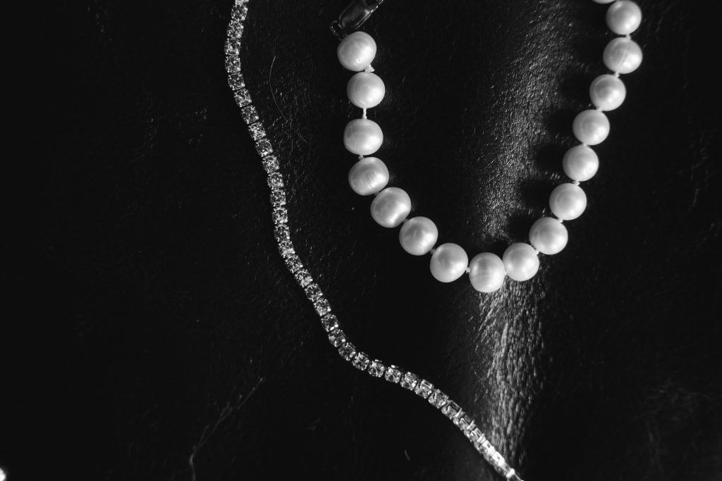 Brautschmuck in Ratingen Detailaufnahme vom Schmuck der Braut, bestehend aus einer Perlenkette und einem eleganten Armband