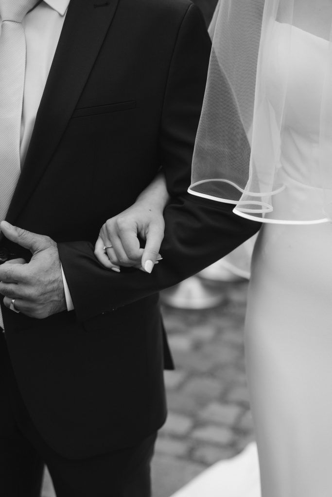 Braut mit Brautvater bei freier Trauung der Vater der Braut begleitet die Braut beim Einzug der freien Trauung