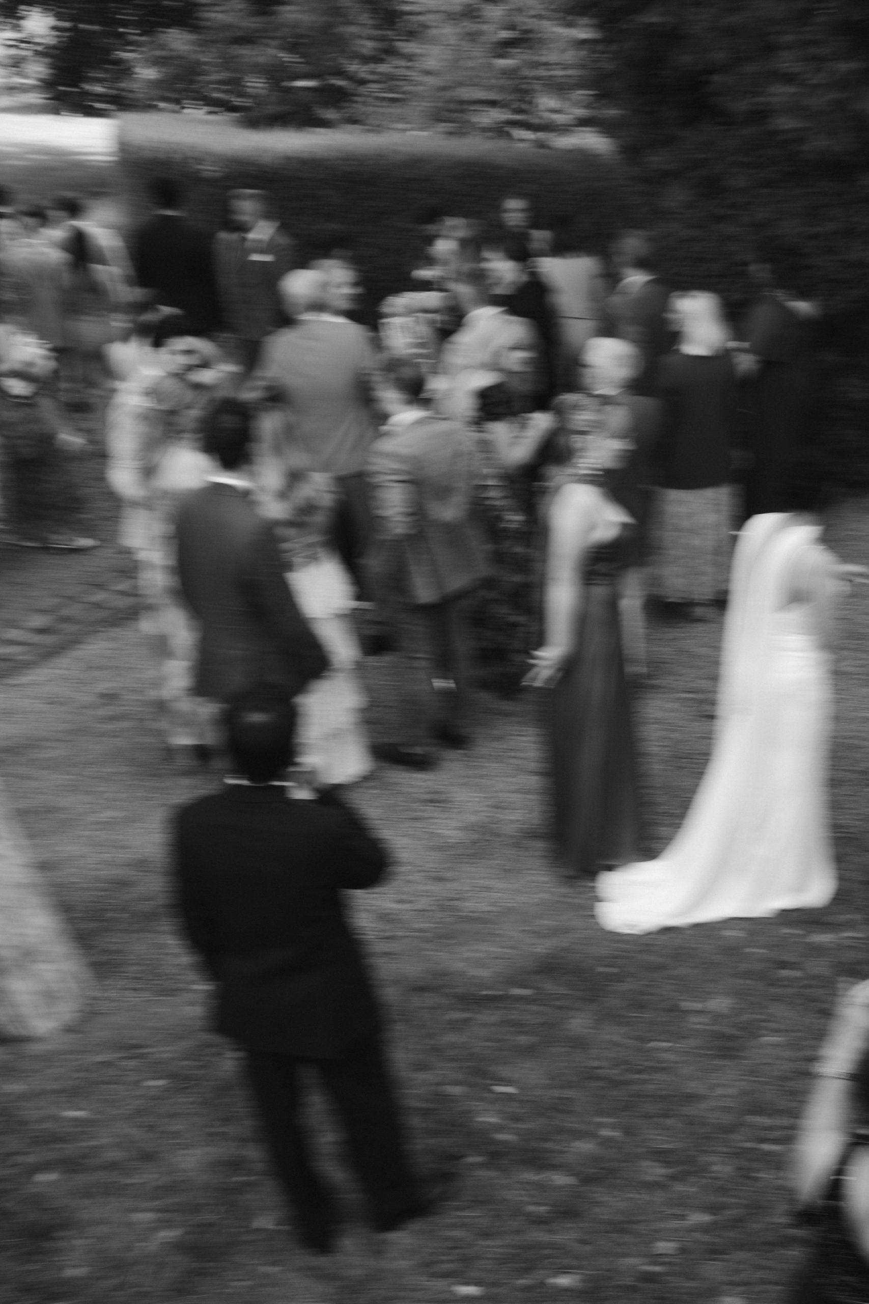 Hochzeitsgäste versammeln sich im Garten von Schloss Grünewald in Solingen