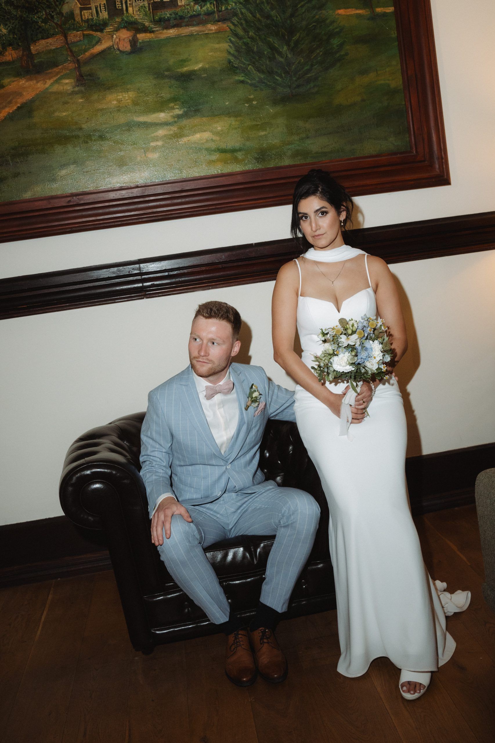 Hochzeitsfotograf Düsseldorf im Schloss Brautpaar fotografiert von Hochzeitsfotograf Düsseldorf in klassischem Raum im Schloss