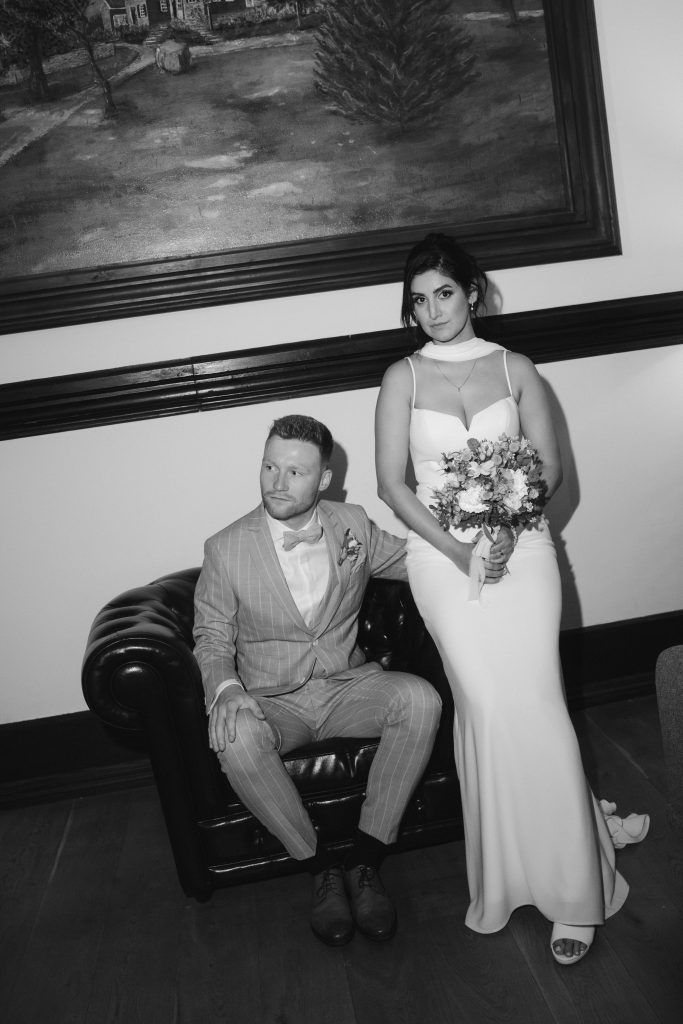 Brautpaar im Saal nach der Trauung elegantes Brautpaar im Editorial-Style, fotografiert in schwarz-weiß
