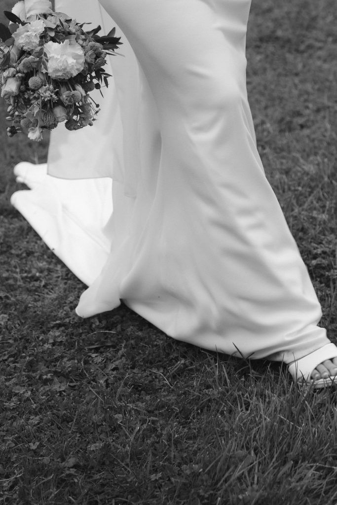 Hochzeitsfotograf Aachen fotografiert Brautkleid auf Wiese