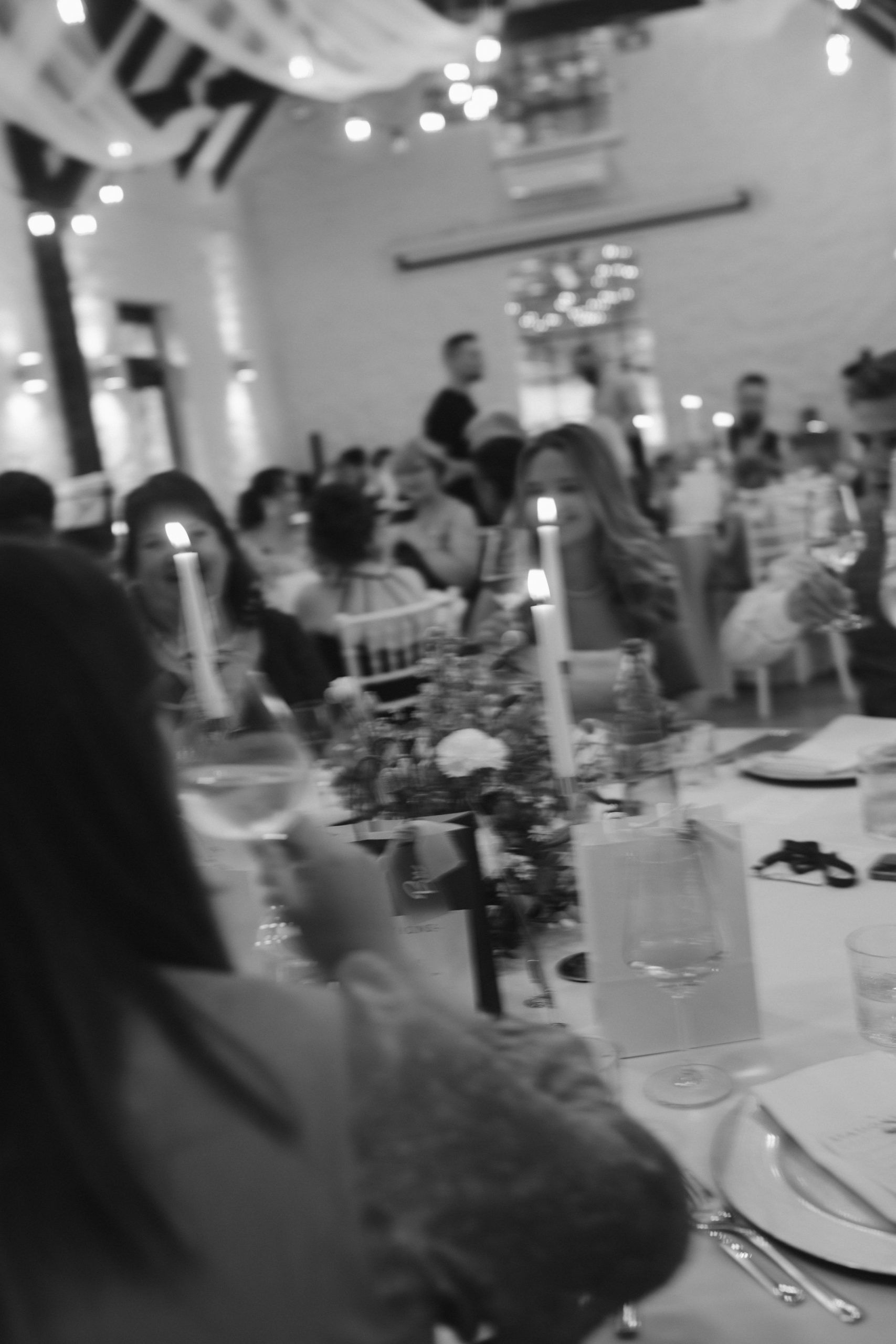 Dinner bei einer Hochzeit in Ratingen lebendiges Bild beim Hochzeitsdinner in Ratingen, fotografiert in schwarz-weiß