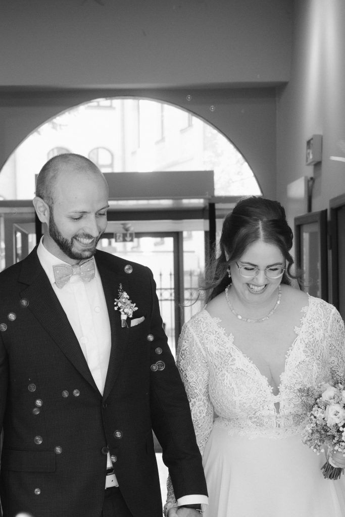 Frisch verheiratetes Paar verlässt lächelnd das Standesamt Zeitungsmuseum Aachen.