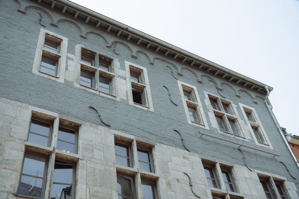 Fassade des Standesamts im Zeitungsmuseum Aachen mit grauen Backsteinen und Steinfenstern