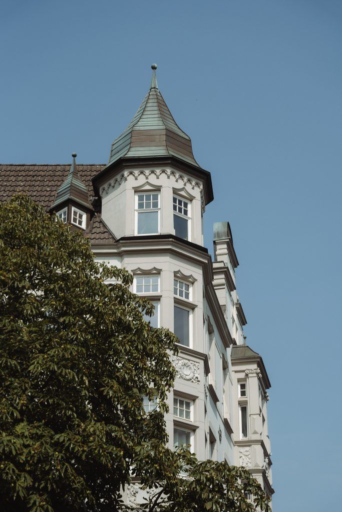 Historisches Gebäude mit Turm nahe dem Zeitungsmuseum Aachen