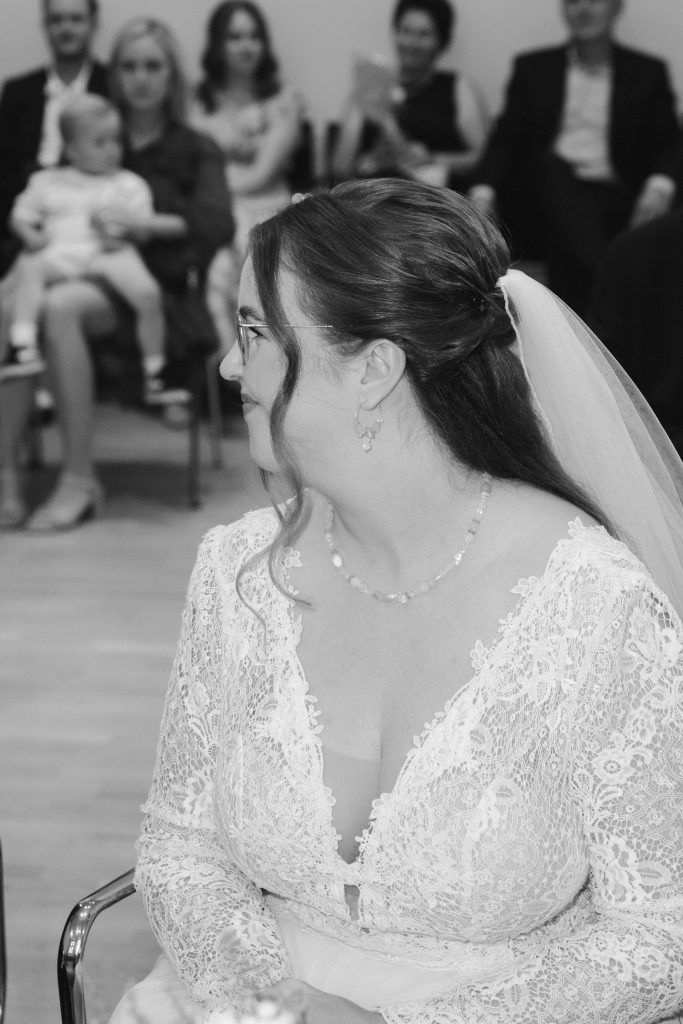 Braut im Spitzenkleid während der Trauung im Standesamt Zeitungsmuseum Aachen