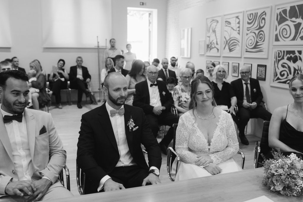 Brautpaar bei der Trauung im Standesamt Zeitungsmuseum Aachen umgeben von Gästen