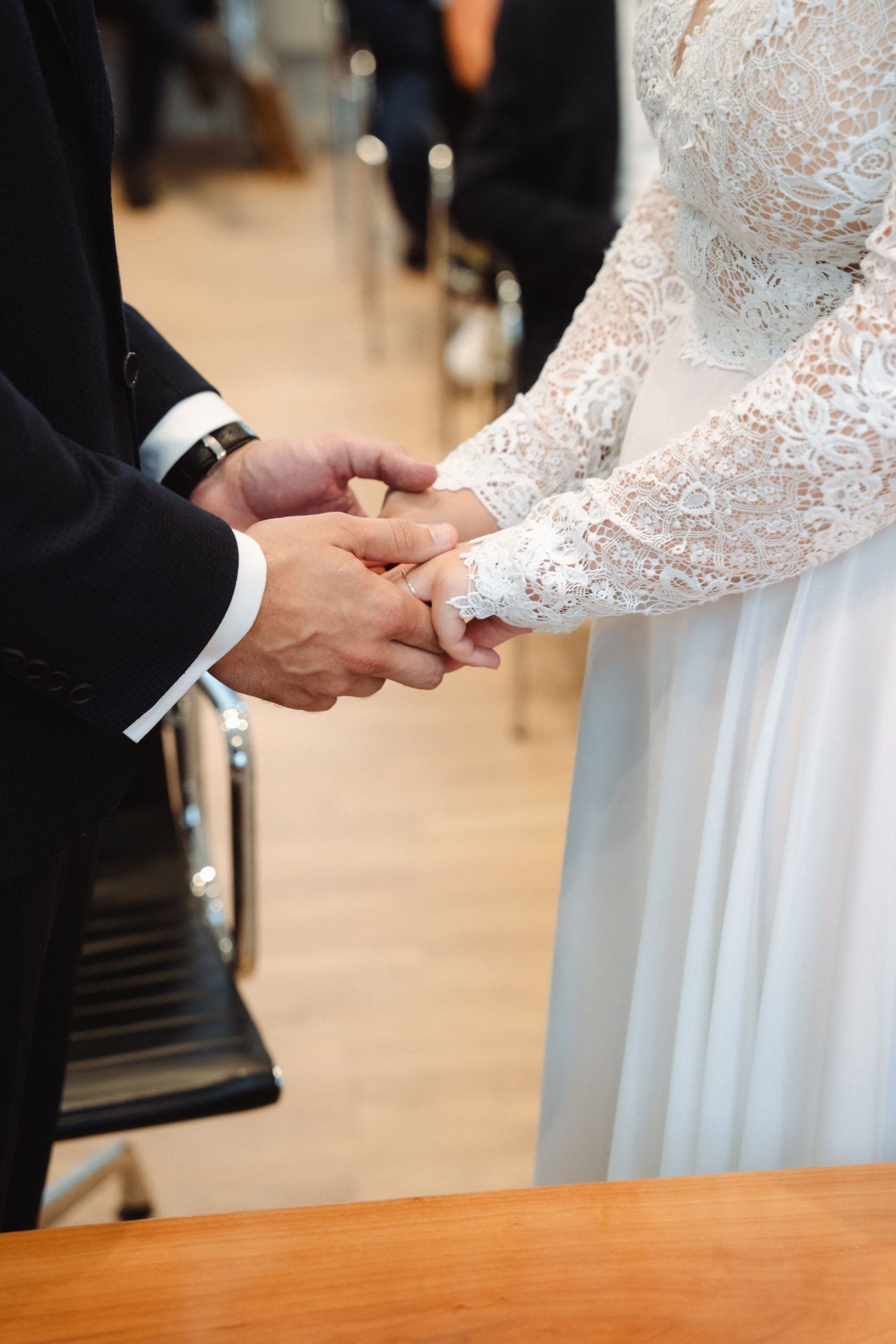 Händehaltendes Brautpaar bei der Trauung im Standesamt Aachen