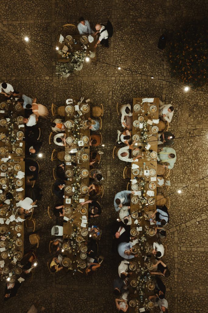 Hochzeitsdinner unter freiem Himmel auf Sizilien mit langen Holztischen