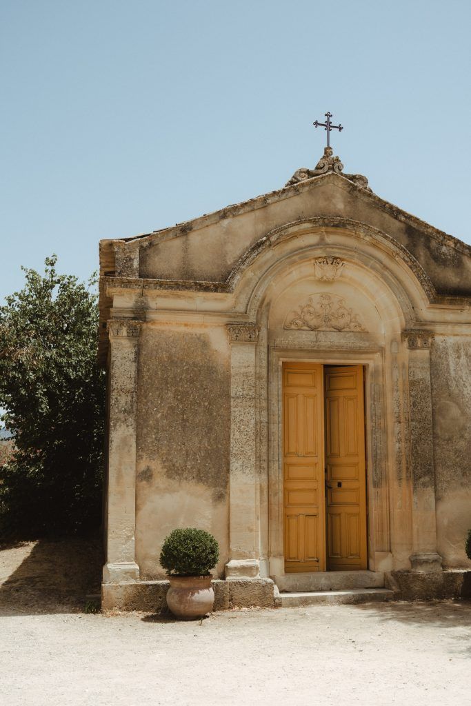 Alte Kapelle mit gelber Tür als Hochzeitslocation auf Sizilien