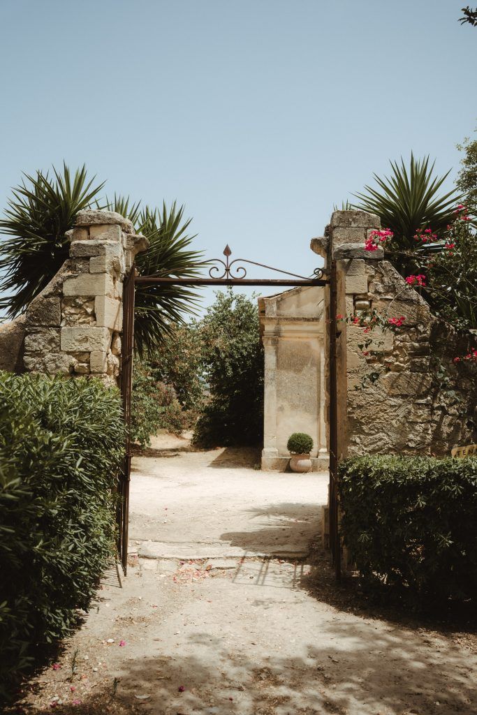 Eingangstor zu rustikaler Hochzeitslocation auf Sizilien bei Sonnenschein