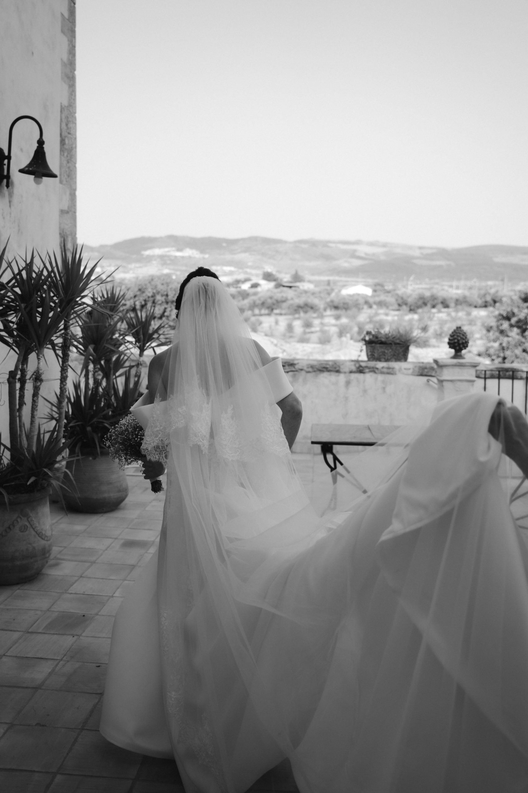Braut mit langem Schleier auf sizilianischer Terrasse – Hochzeitsfotografie Sizilien