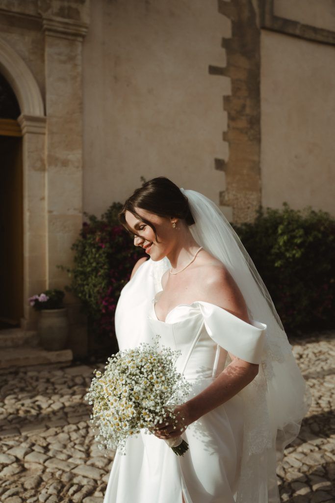 Strahlende Braut mit Schleier und Blumen bei Hochzeit auf Sizilien