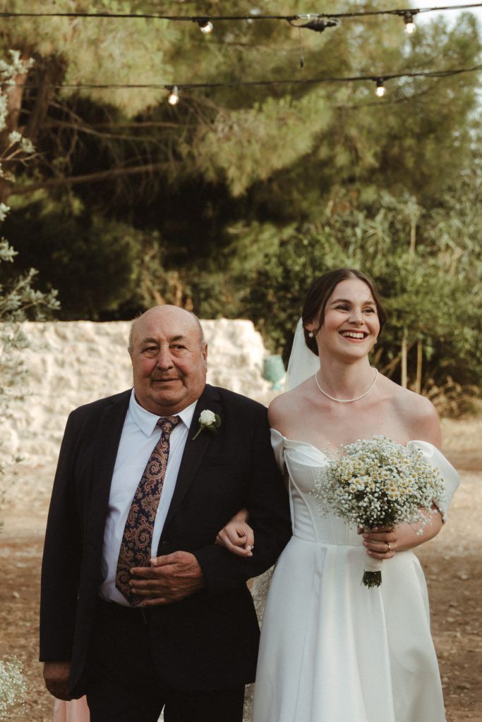 Braut mit Opa bei Hochzeit auf Sizilien kurz vor der Trauung