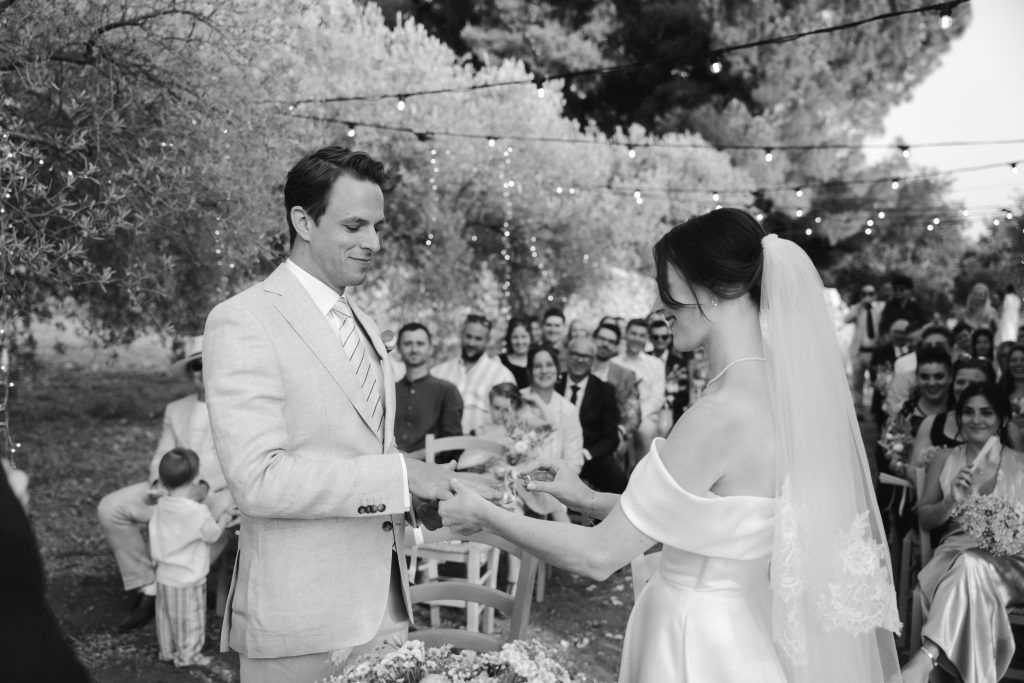 Brautpaar tauscht Ringe bei emotionaler Hochzeit auf Sizilien