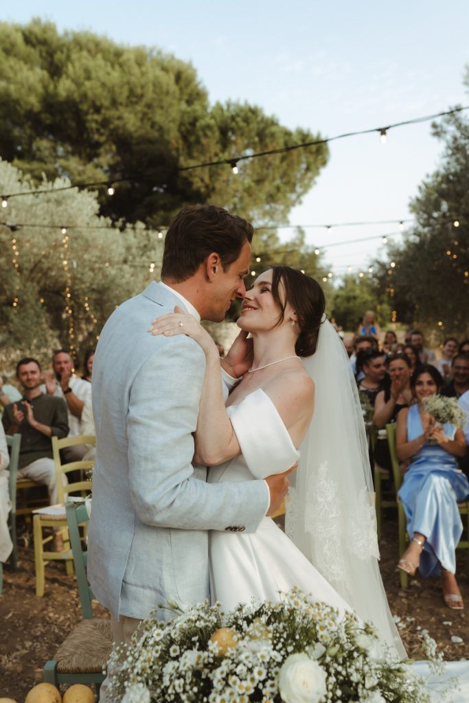 Brautpaar beim Kuss unter Lichterketten – Heiraten auf Sizilien im Freien