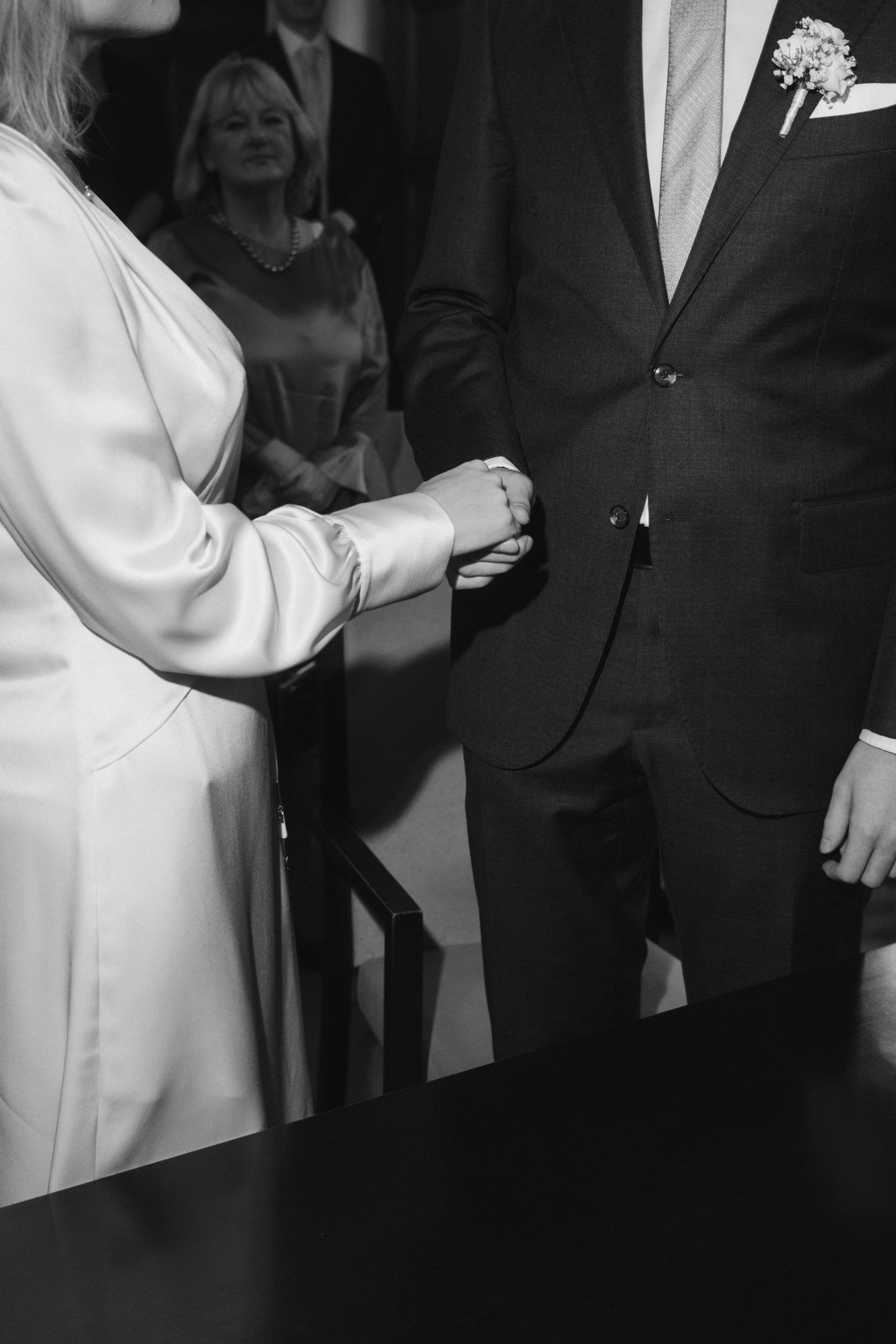 Persönlicher Moment während der standesamtlichen Trauung in Düsseldorf