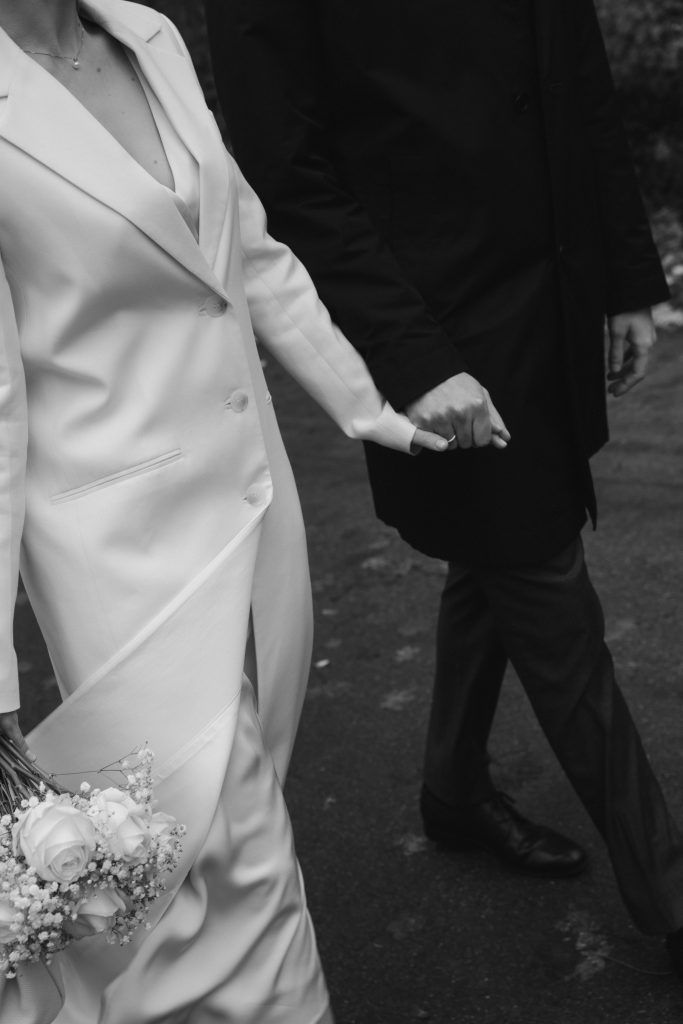 Paar in eleganter Kleidung nach standesamtlicher Trauung in Düsseldorf