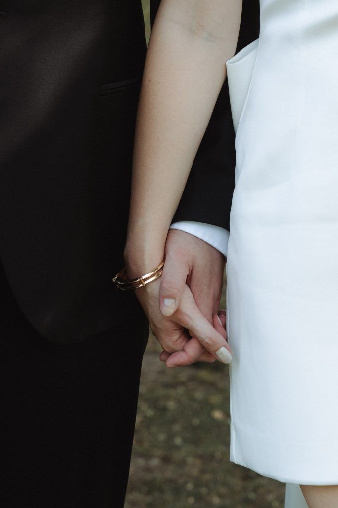 Händehaltendes Brautpaar bei der Trauung – festgehalten vom Hochzeitsfotograf Düsseldorf