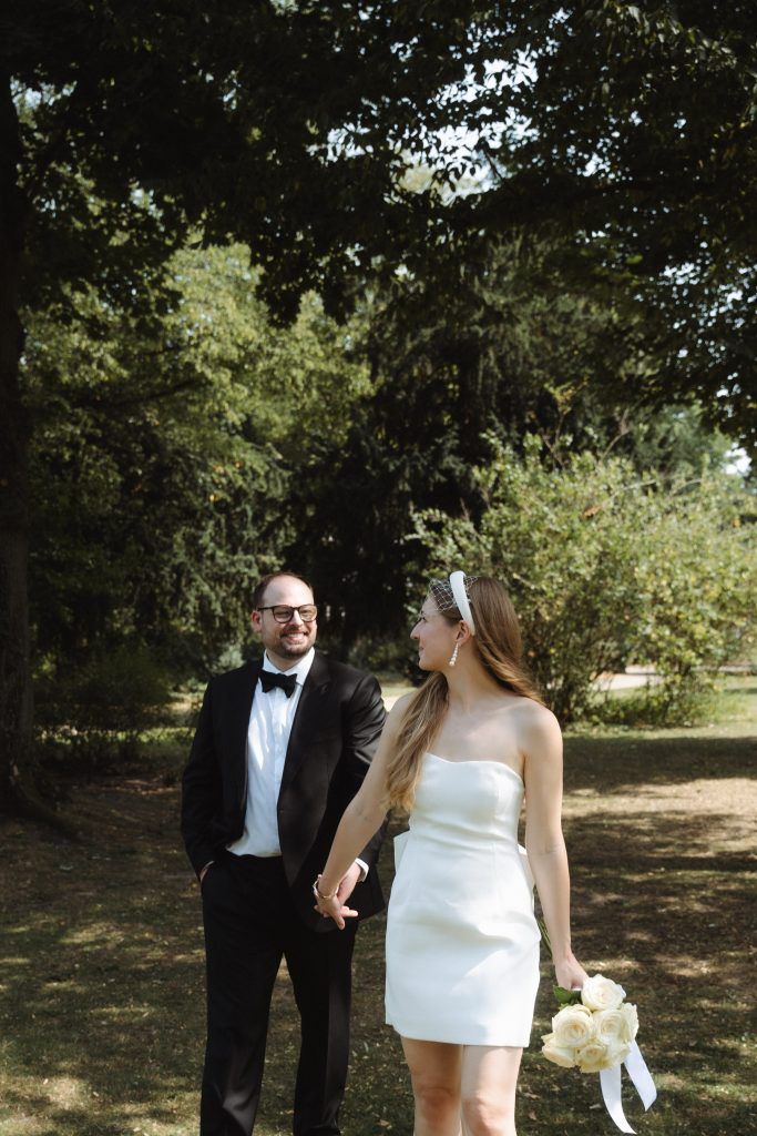 Brautpaar spaziert lächelnd durch Park – Hochzeitsfotograf Düsseldorf begleitet