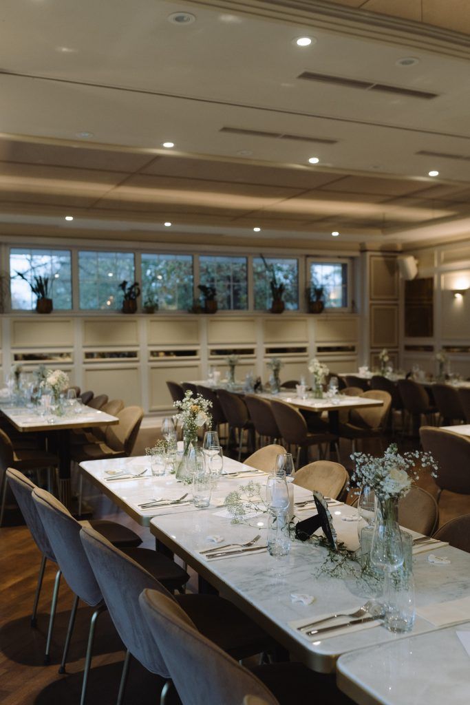 Deichgraf Düsseldorf Hochzeit: stilvoll gedeckte Tische im modernen Festsaal