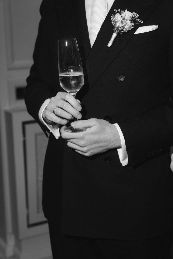 Bräutigam mit Anzug und Sektglas bei stilvoller Hochzeit im Deichgraf Düsseldorf