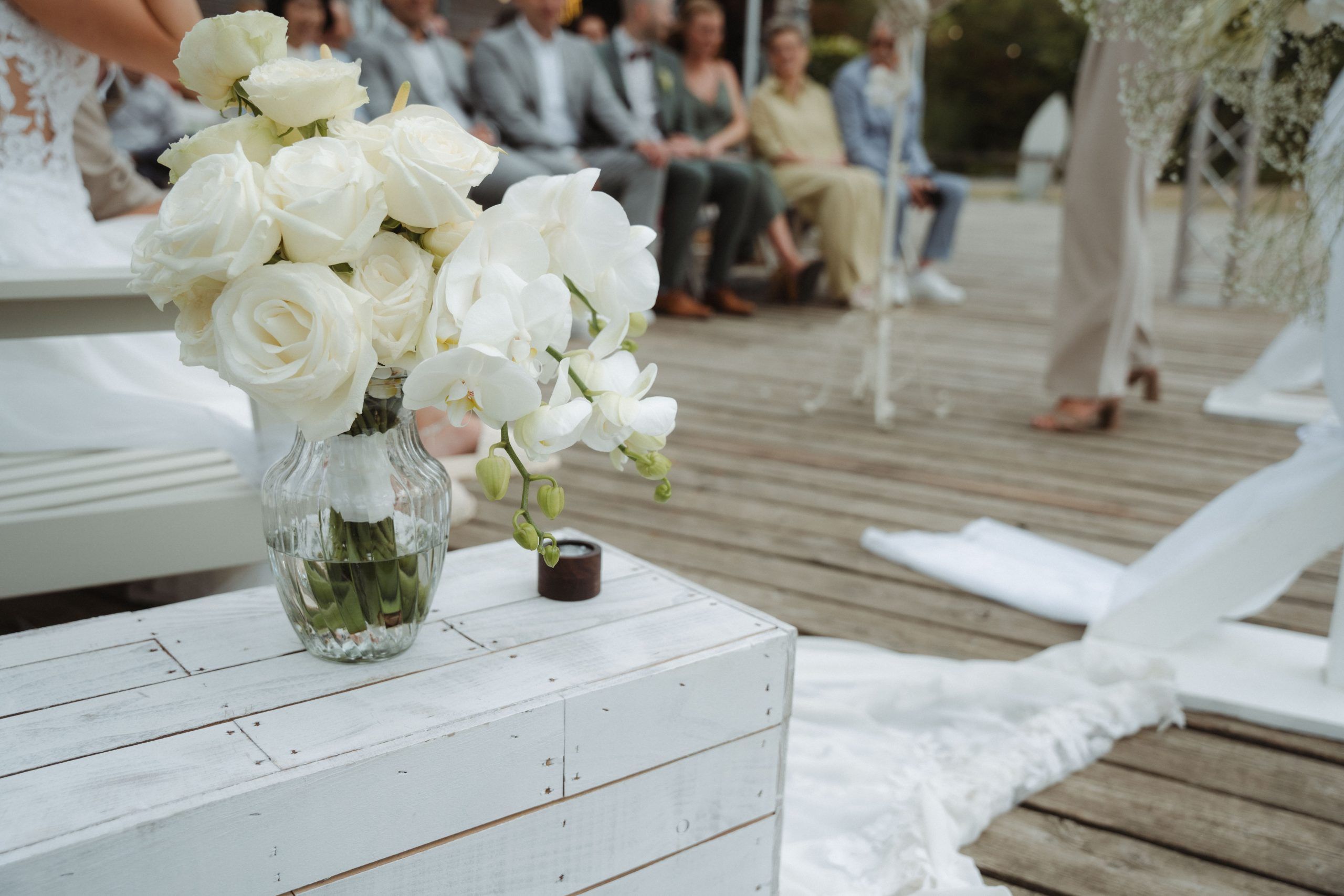 Blumendekoration mit weißen Rosen bei der Hochzeit am Seeufer Elegante Hochzeitsblumen in Weiß bei Trauung am Sandhofsee in Neuss