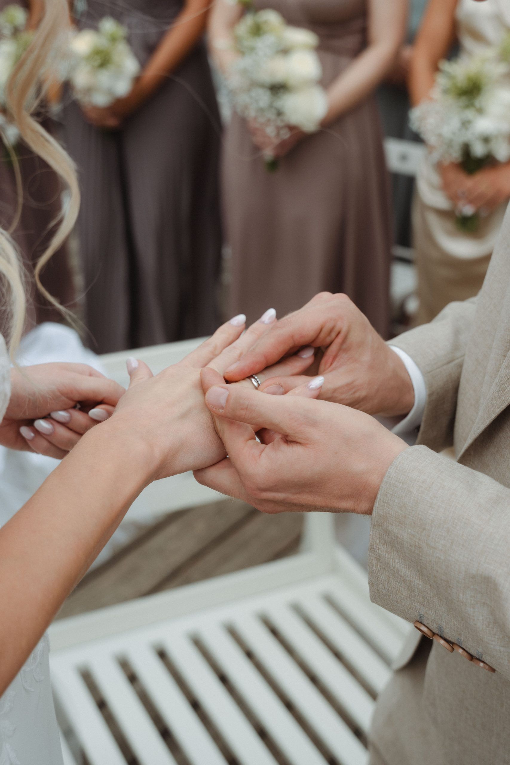 Ring wird angesteckt bei freier Trauung in Neuss am See Ringtausch bei emotionaler Trauung während einer Hochzeit am Sandhofsee