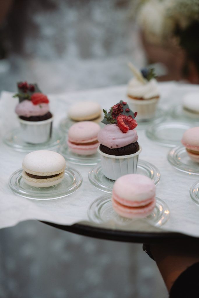 Mini-Desserts und Macarons bei Hochzeit in Düsseldorf als stilvolles Sweet Table-Detail