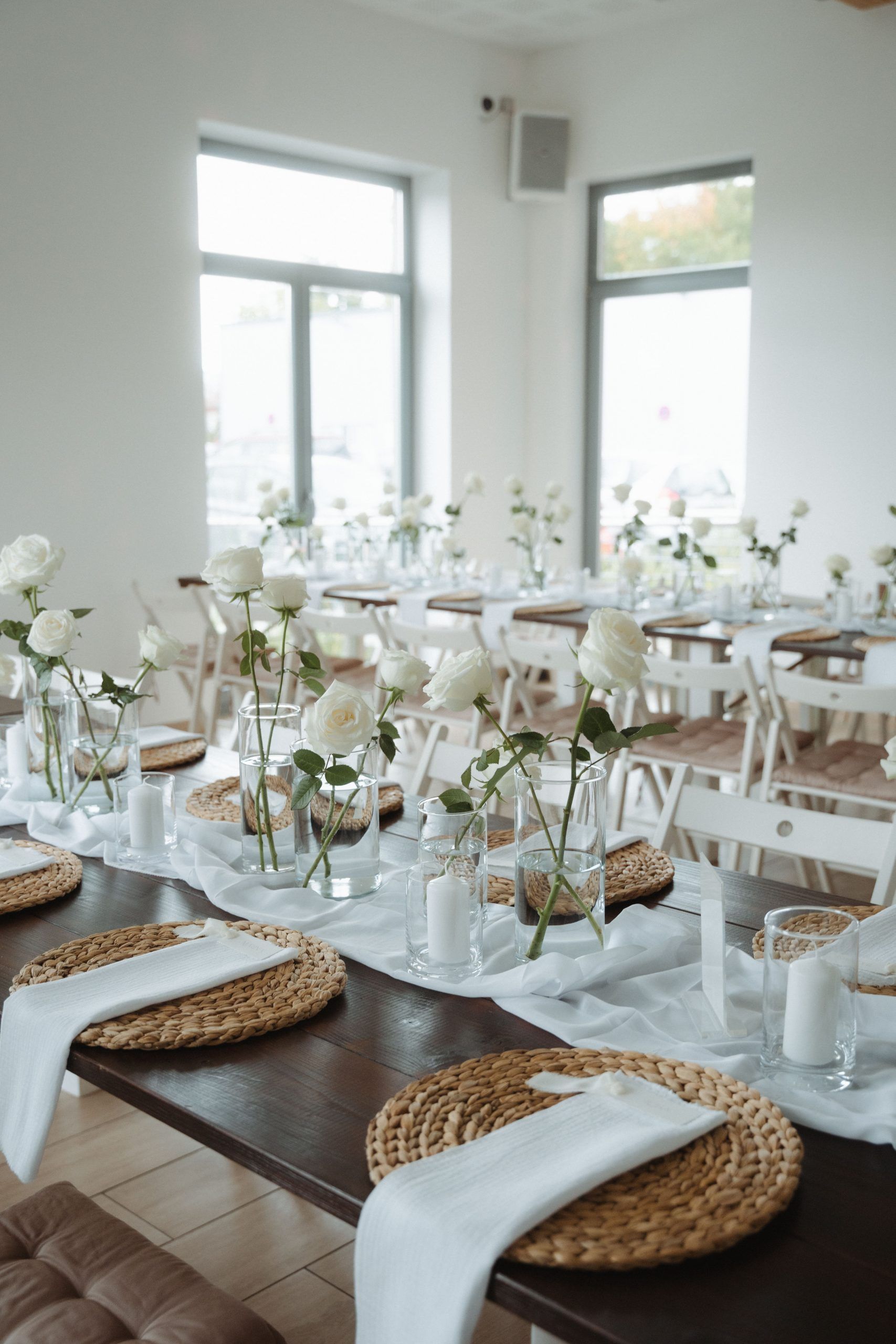 Dekoration mit weißen Rosen für Hochzeit am Sandhofsee in Neuss Helle Hochzeitsdeko mit weißen Rosen und Natur-Details bei Hochzeit in Neuss