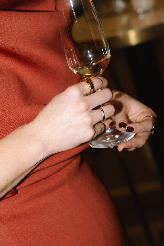 Gast mit Sektglas bei stilvoller Hochzeit im Deichgraf Düsseldorf