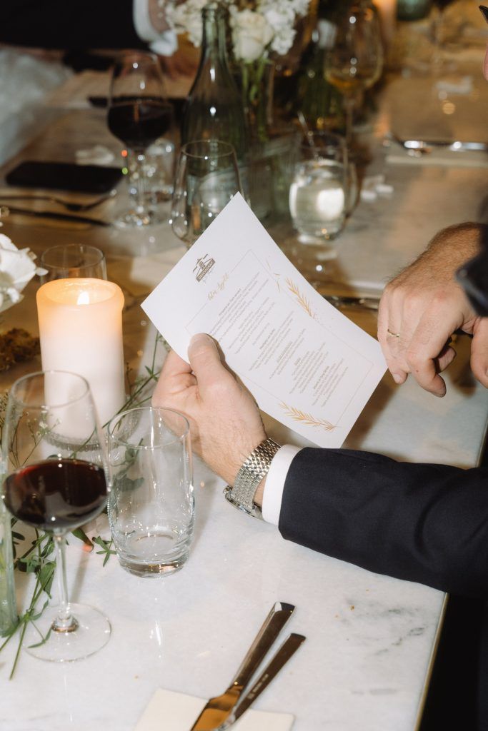 Hochzeitsmenü mit Kerzenschein und Wein bei stilvoller Feier in Düsseldorf