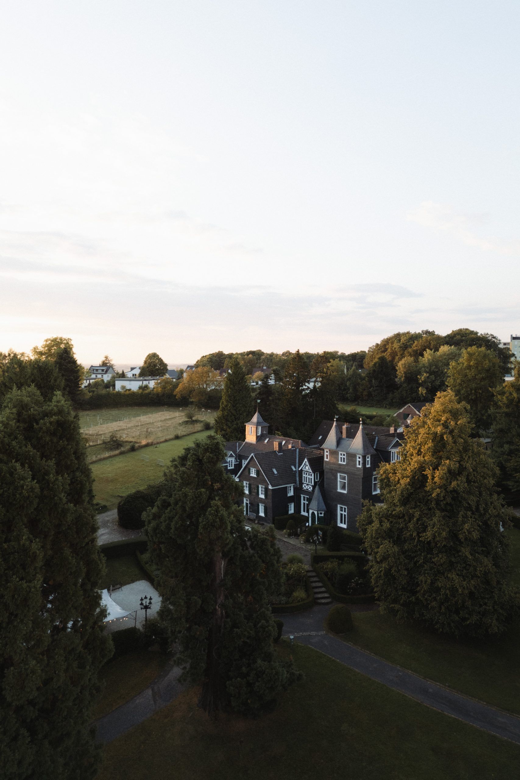 Schloss Grünewald in Solingen als Hochzeitslocation aus der Luft bei Abendlicht