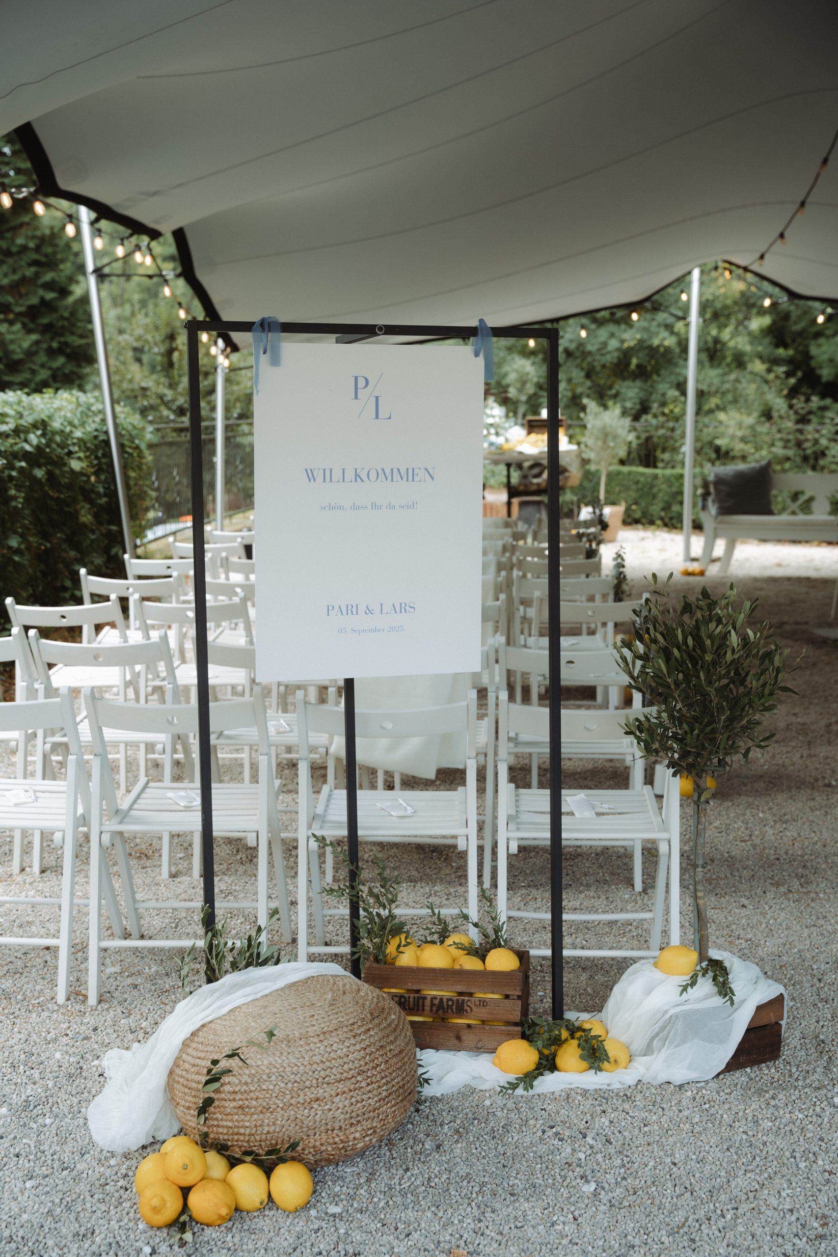 Willkommensschild zur Trauung mit Zitronen-Deko im Schloss Grünewald