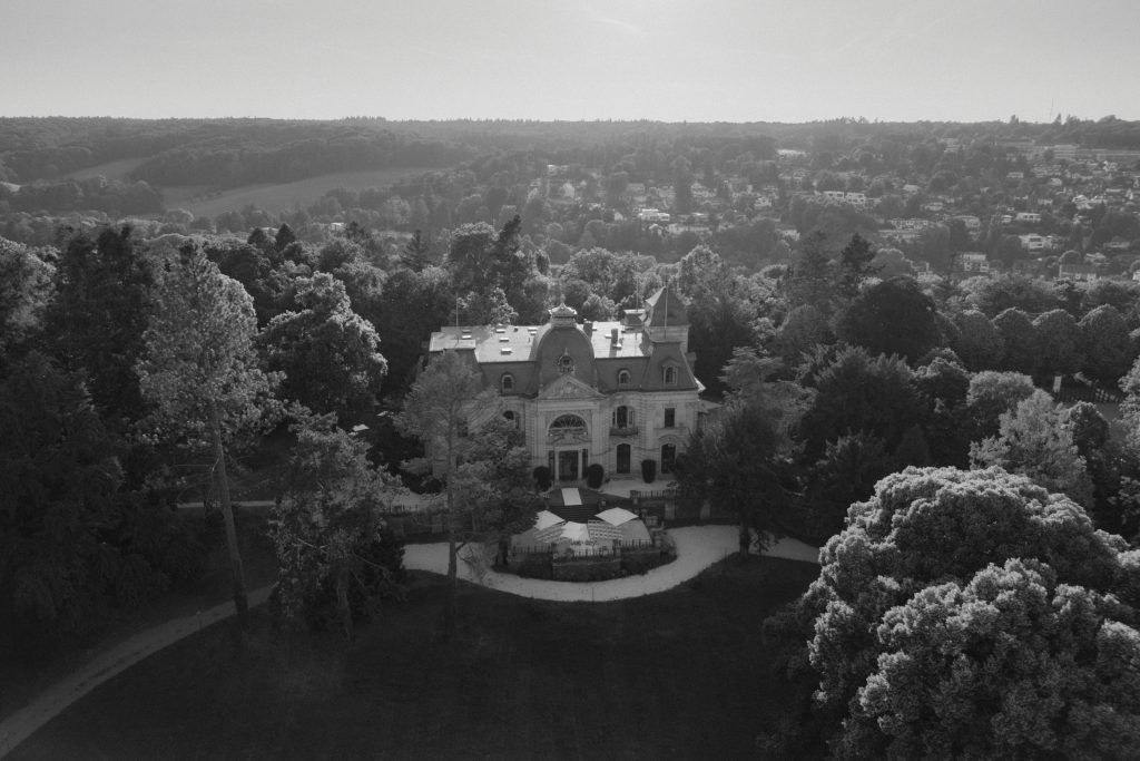 Historisches Anwesen im Grünen als Kulisse einer stilvollen Hochzeitsreportage