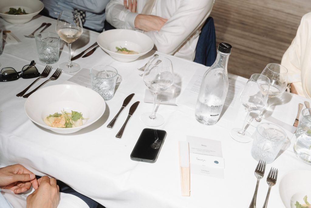 Festlich gedeckter Tisch beim gemeinsamen Hochzeitsessen mit den Gästen